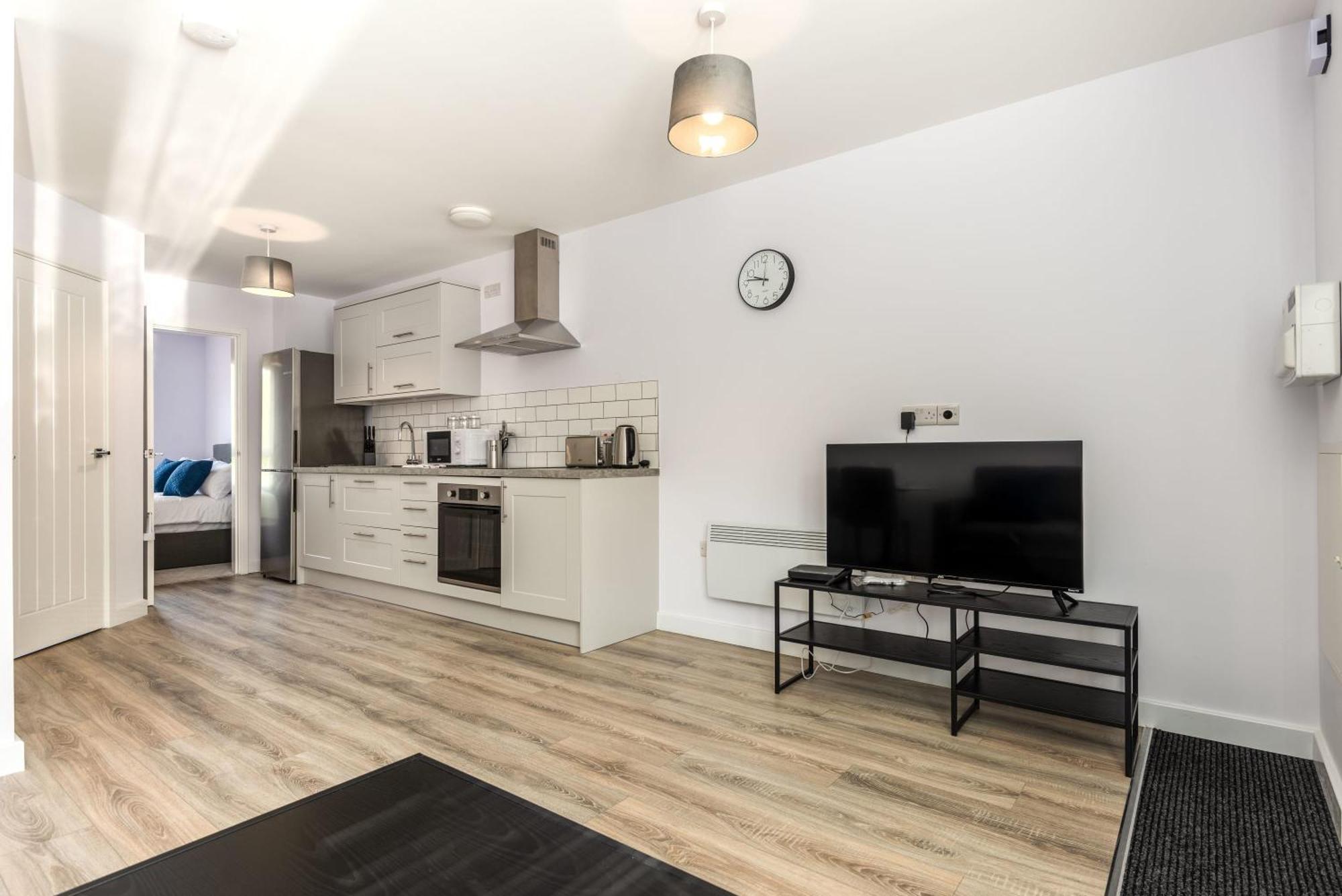 Contemporary 1 Bedroom In Apartment York