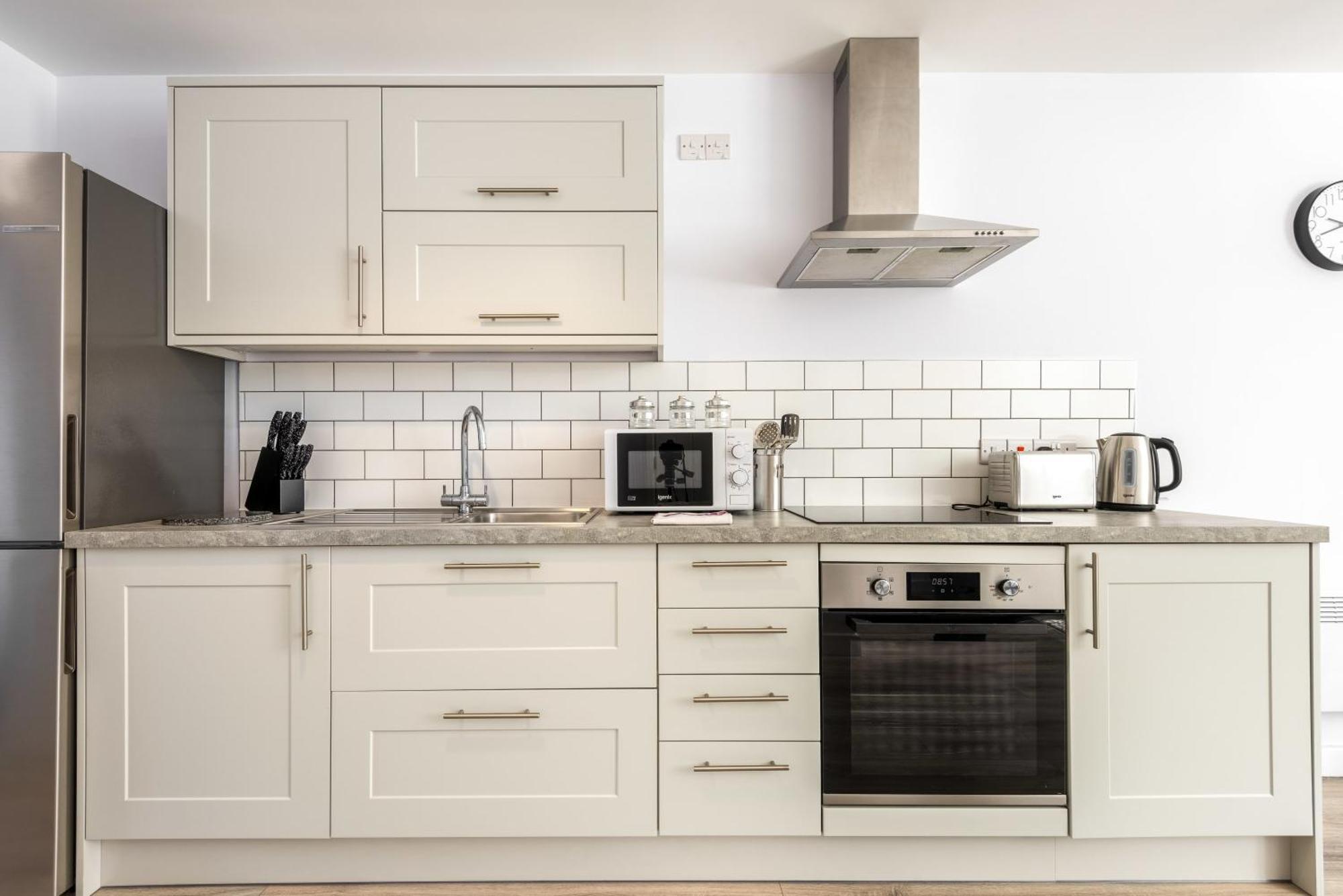 Contemporary 1 Bedroom In Apartment