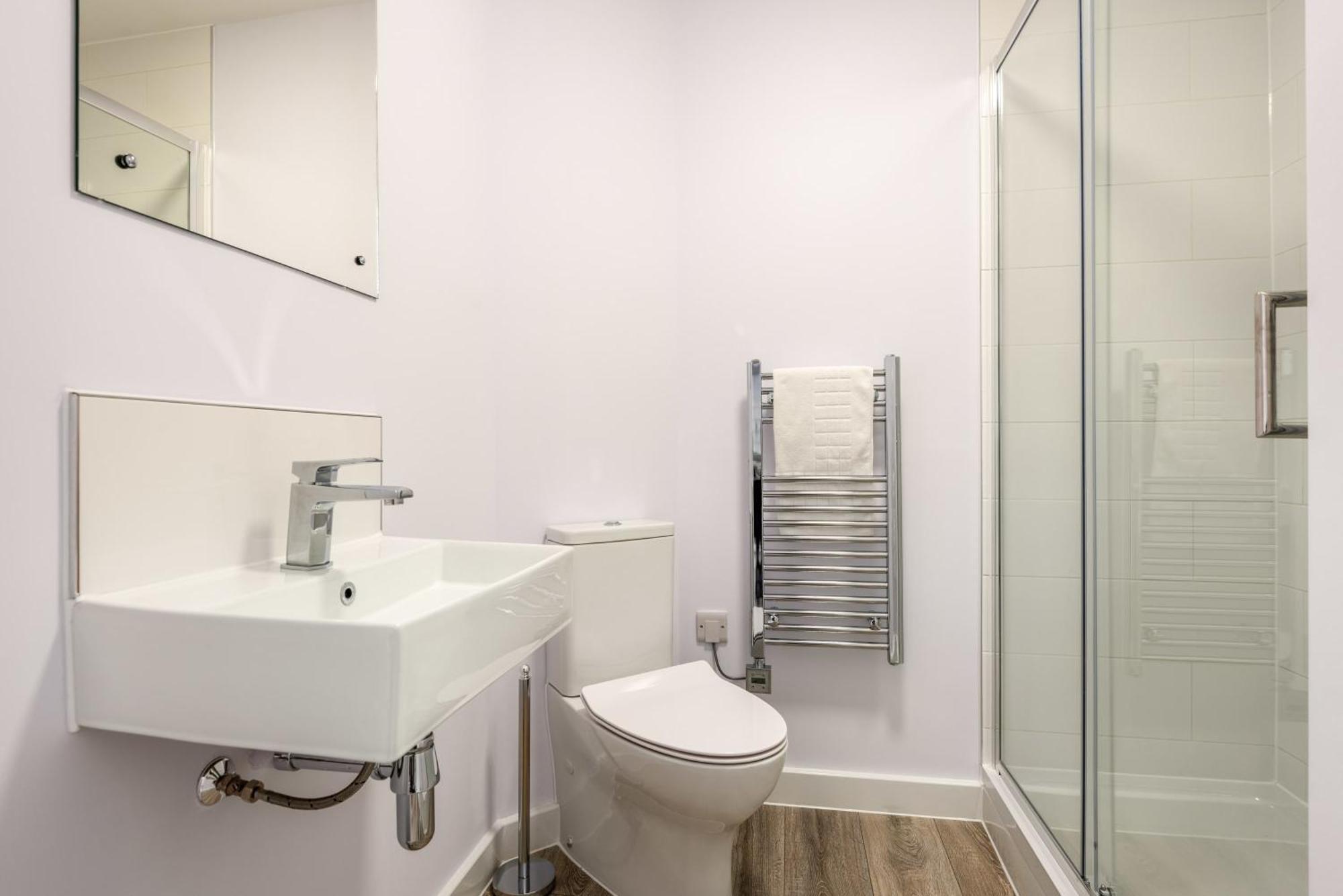 Contemporary 1 Bedroom In *
