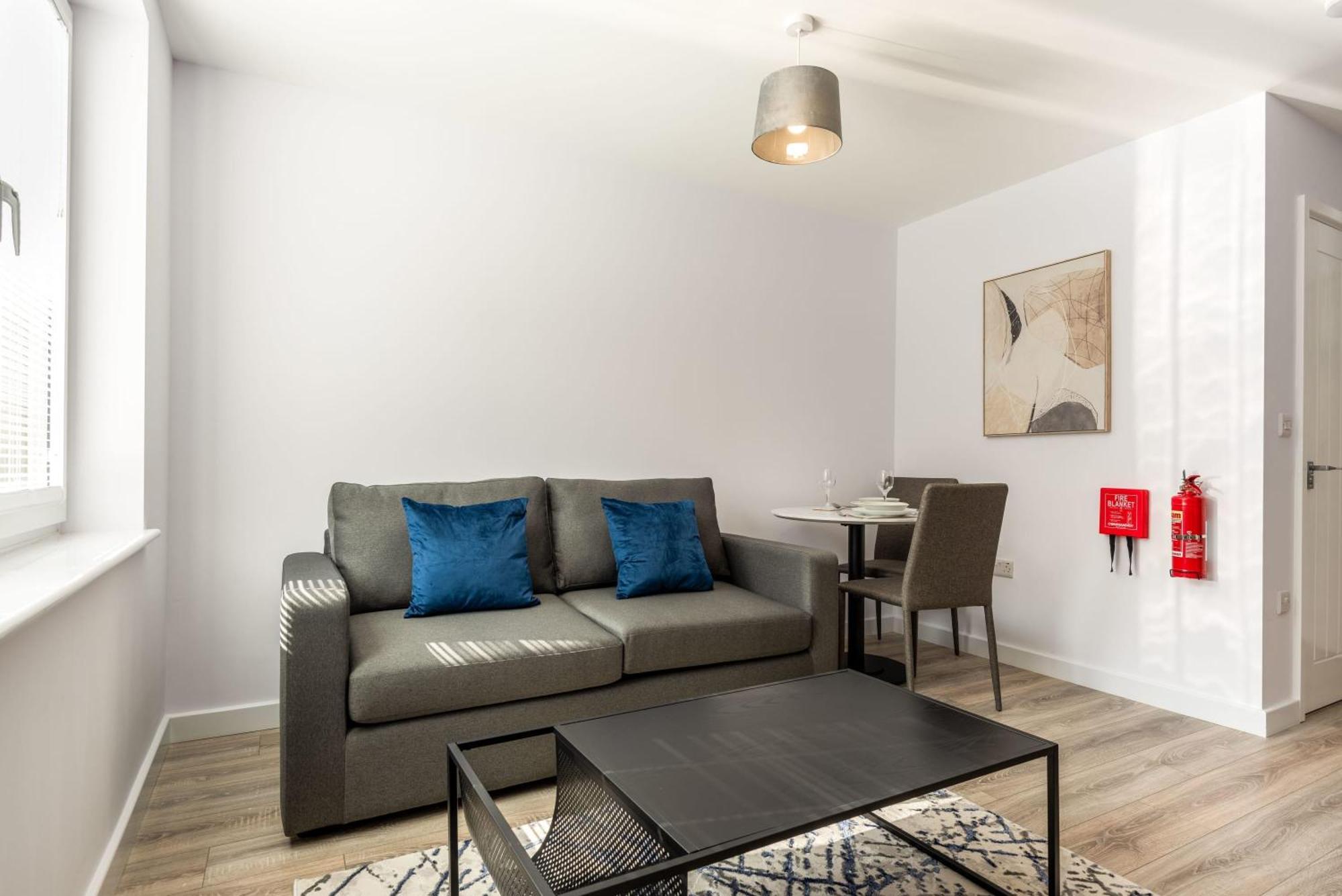 Contemporary 1 Bedroom In Apartment *